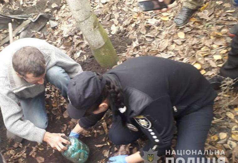 У мешканця Дніпропетровщини на подвір&#039;ї знайшли закопані в землю банки з марихуаною