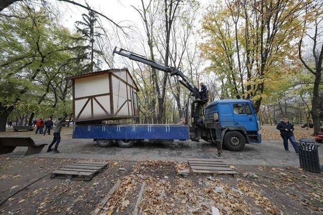 У парку Шевченка у Дніпрі демонтували три незаконно встановлені кіоски