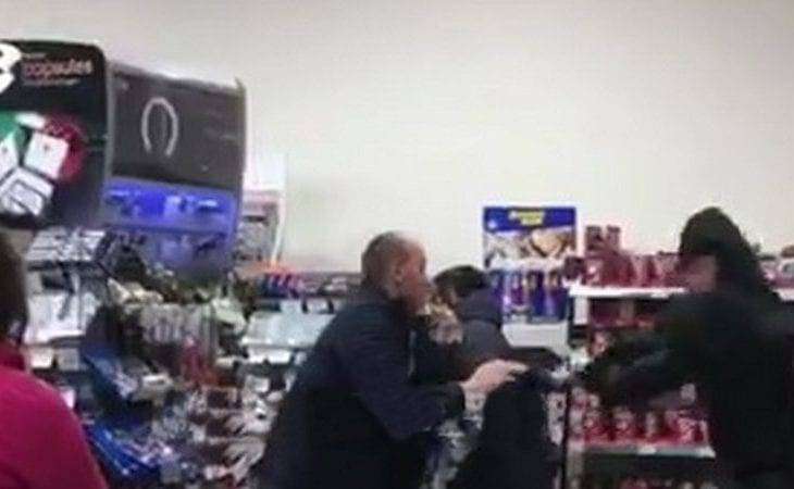 В супермаркете Днепра покупатель подрался с охранником