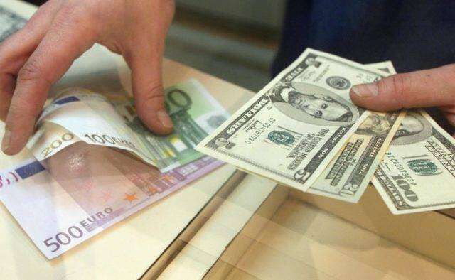 Завтра НБУ скасовує обмеження на купівлю валюти фізособам