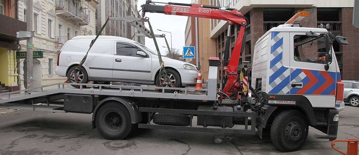 Дніпровські інспектори з паркування розповіли про алгоритм евакуації машин