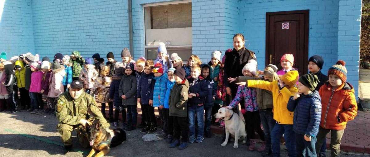 Першокласників Дніпра знайомлять зі  службовими собаками