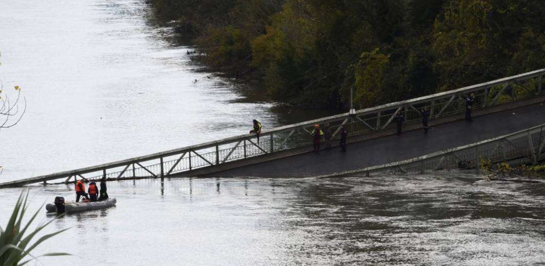 Десятый за полтора года: во Франции рухнул мост, стоявший без ремонта 15 лет