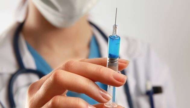 Смерть після вакцинації: в Україні тимчасово заборонили дві вакцини через летальні випадки