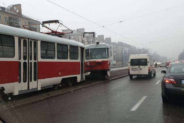 В Днепре трамвай сошел с рельсов и парализовал движение электротранспорта