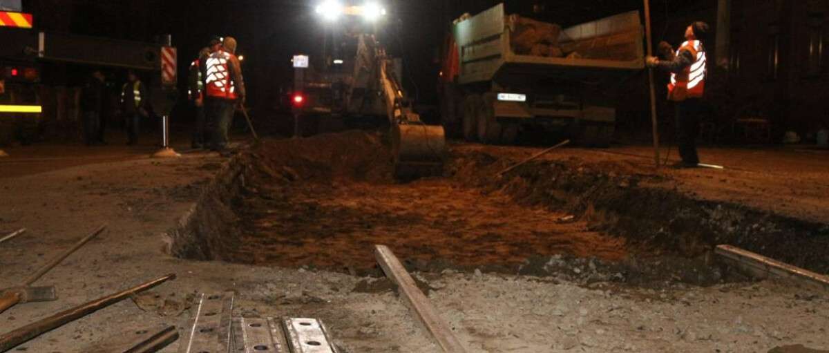 Нова та майже безшумна: у Дніпрі комунальники відремонтували трамвайну колію на вулиці Севастопольській