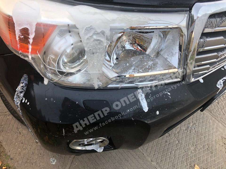 Облили кислотой и прорезали шины: владелец авто разыскивает очевидцев вандализма