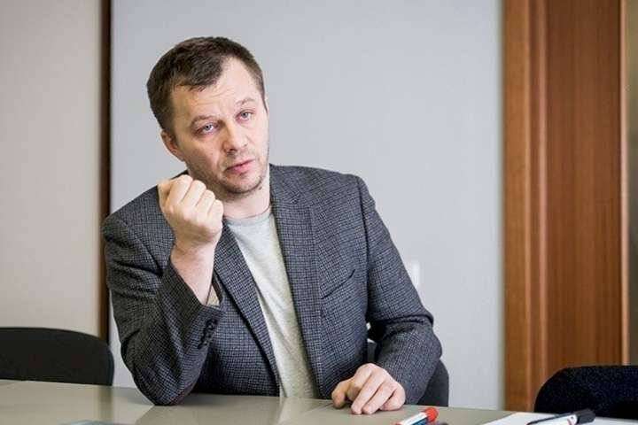 Дуже маленькая зарплата: 18 тисяч, вистачає лише на таксі, скаржиться міністр Милованов