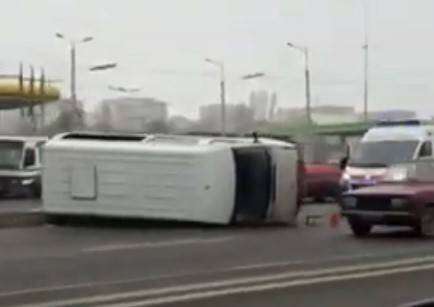 В Днепре в районе Нового моста перевернулся автобус: Движение затруднено