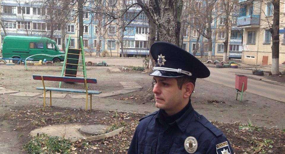 На Дніпропетровщині поліцейський врятував життя жінці, яку родичі вважали померлою
