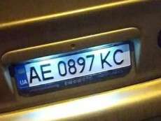 Таксист в Днепре вытянул за волосы из авто, и избил свою клиентку
