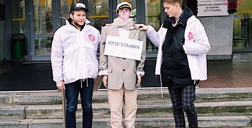 У Дніпрі активісти на руках внесли депутата-прогульника Мішалова в сесійну залу