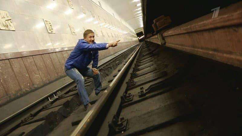 Что делать, если вы упали с платформы метро: Оказывается, можно спрятаться под поездом