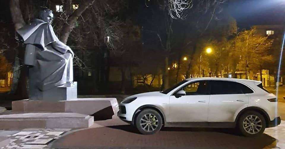 Очередной автохам: В Днепре водитель Cayenne припарковался прямо на площадке памятника