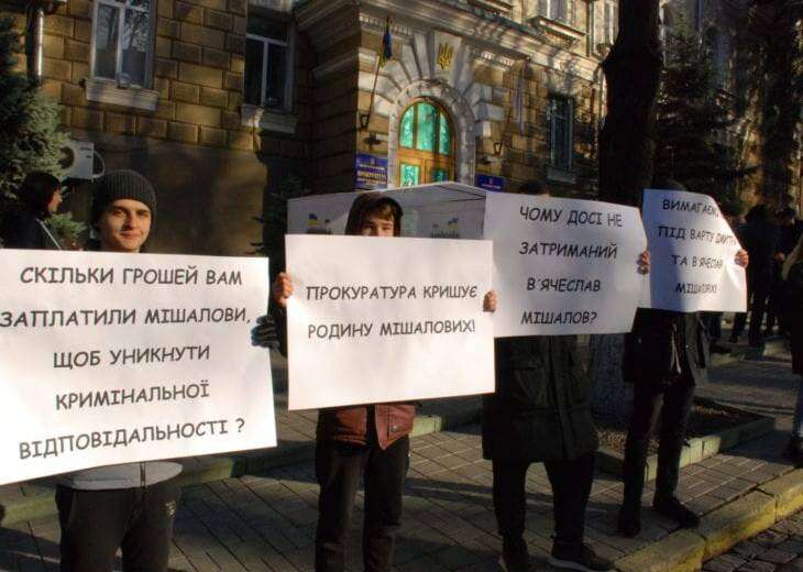 В Днепре активисты устроили шумовой митинг под прокуратурой: требуют наказать Мишалова