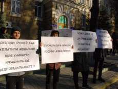 В Днепре активисты устроили шумовой митинг под прокуратурой: требуют наказать Мишалова