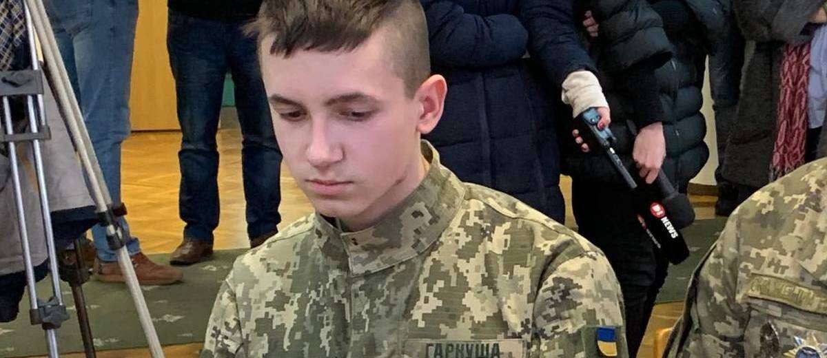 Герой нашего времени: в Днепре наградили 16-летнего Александра, который предотвратил трагедию на детской площадке