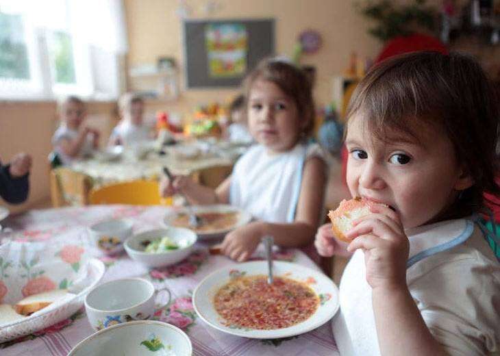 Днепрян ждут изменения по оплате за питание в детсадах и школах