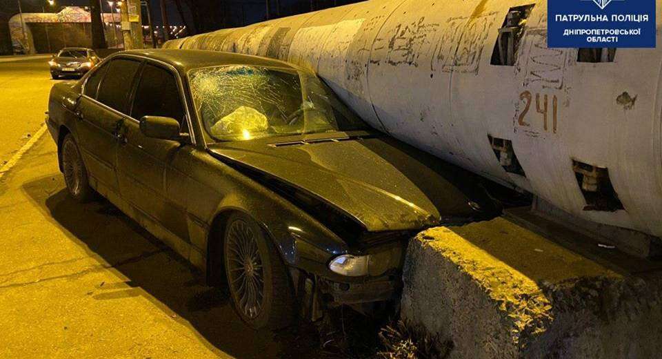 У Дніпрі п&#039;яний водій скерував авто у бетонну плиту