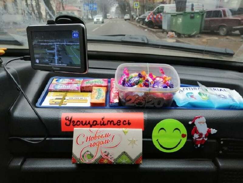 В Днепре таксист дарит сладости и ставит мультфильмы