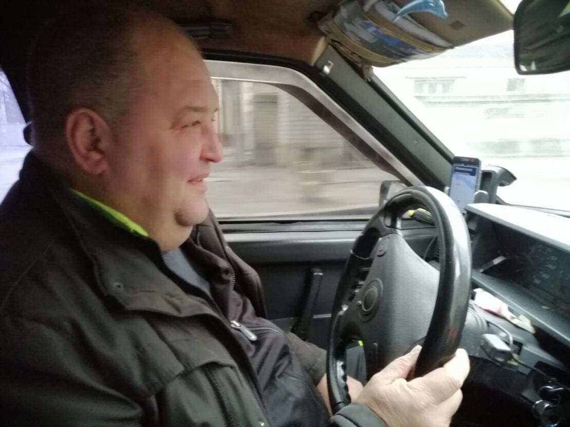 В Днепре таксист дарит сладости и ставит мультфильмы