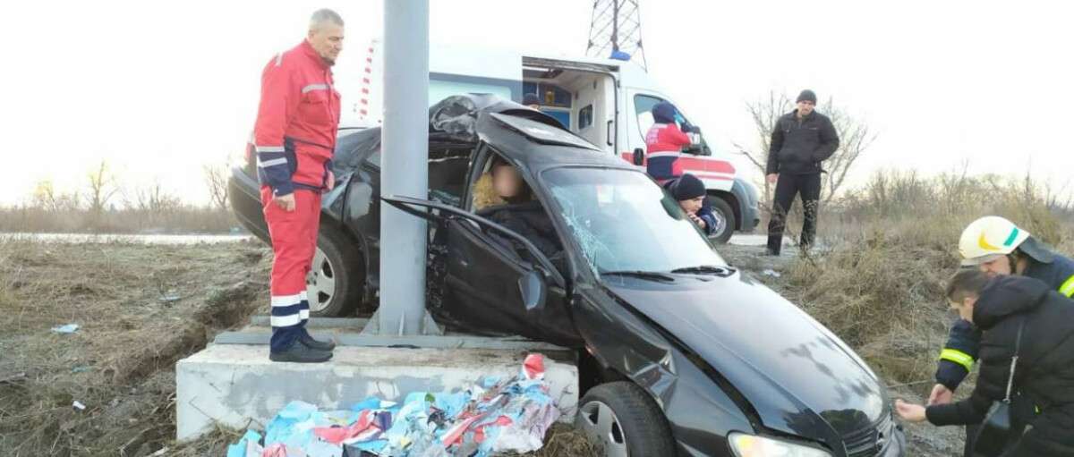 Аварія на трасі: Пасажирку довелося вирізати за допомогою спецтехніки (ФОТО)