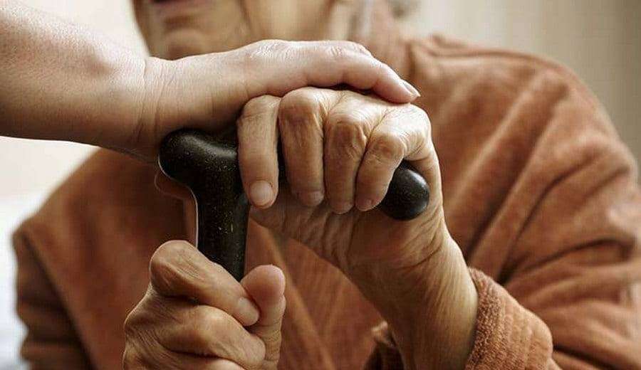 Неизвестные обокрали 82-летнюю бабушку, которая дежурила под палатой больного мужа