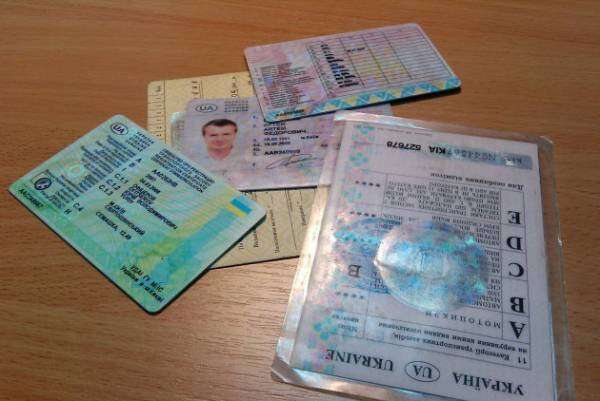 В ближайшее время украинцы смогут получить электронные права и техпаспорт