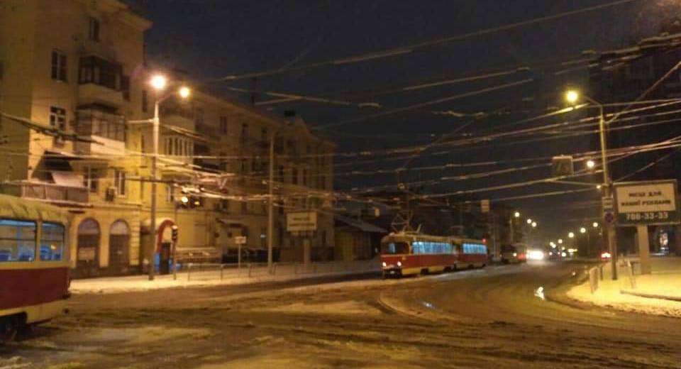 Негода у Дніпрі: усі основні вулиці та магістралі розчищені від снігу, роботи тривають