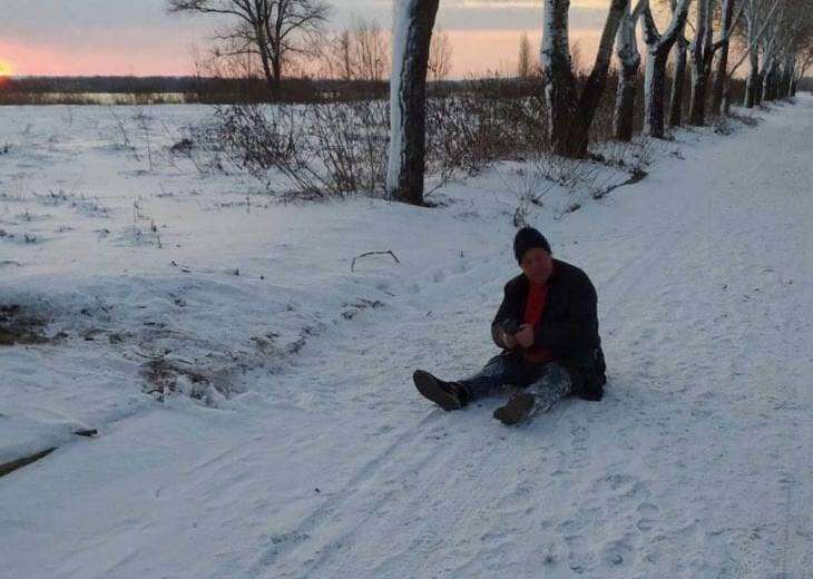 В мокрой одежде сидел на снегу и не мог говорить: в Днепре спасли замерзающего мужчину