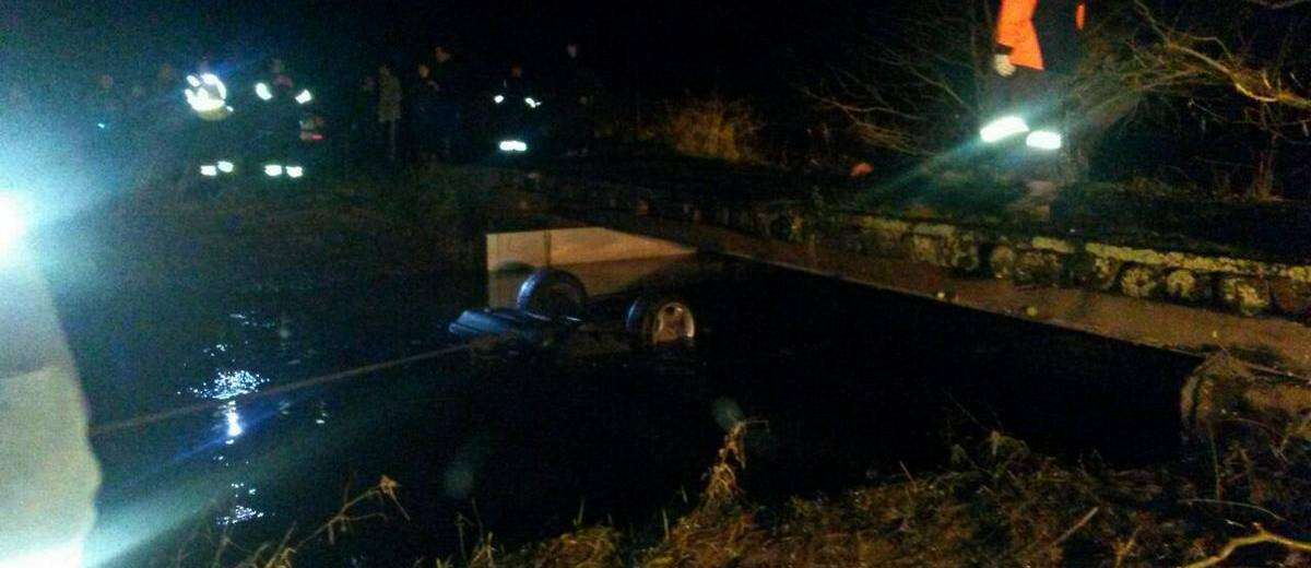 Під Дніпром автомобіль впав у воду з моста: загинула 19-річна дівчина