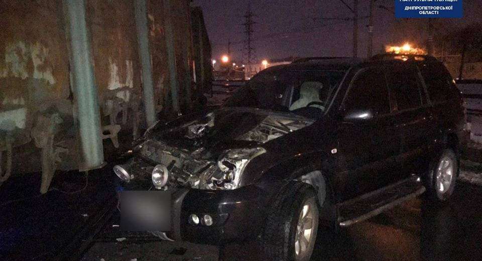 У Дніпрі Toyota зіткнулася із вагоном на залізничному переїзді