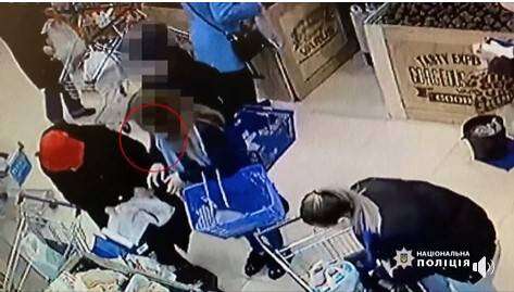 У Дніпрі в торгівельному центрі дві жінки обкрадали кишені (ВІДЕО)