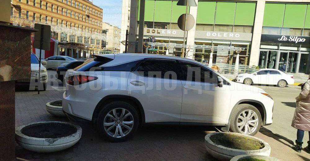 Автохамы: В центре Днепра владелец Lexus бросил авто посреди тротуара