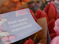 Святкове привітання від мера: 8 березня на вулицях Дніпра жінкам дарували квіти