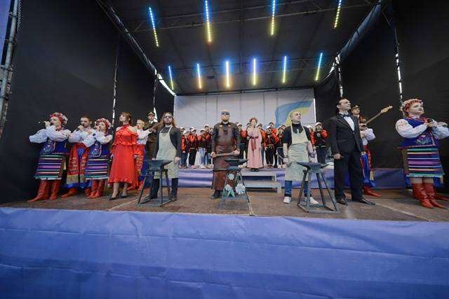 Близько тисячі дніпрян заспівали гімн України у центрі міста