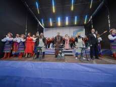 Близько тисячі дніпрян заспівали гімн України у центрі міста