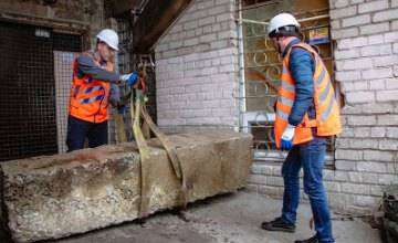 В Днепре незаконные наливайки блокируют бетонными плитами