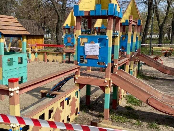 В Днепре запретили пользоваться детскими площадками