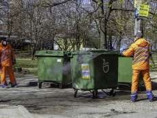 У Дніпрі комунальники дезінфікують сміттєві контейнери (ФОТО)