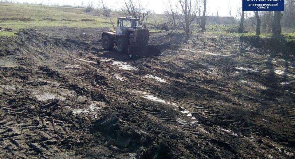 На Дніпропетровщині у балці незаконно зрізали чорнозем (ФОТО)