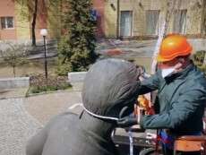 Карантинний перформанс: Борис Філатов одягнув захисну маску на пам’ятник
