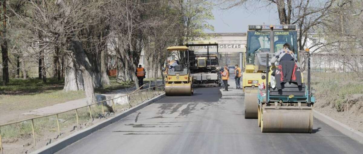 У Дніпрі продовжують ремонтувати проїжджі частини та внутрішньоквартальні дороги (ФОТО)