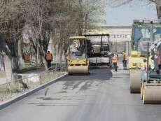 У Дніпрі продовжують ремонтувати проїжджі частини та внутрішньоквартальні дороги (ФОТО)