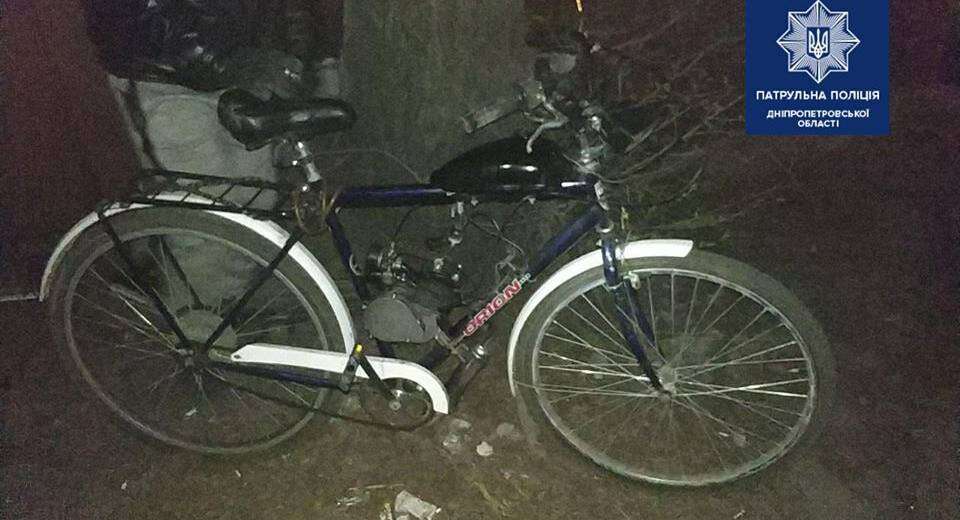 Напали та відібрали велосипед — у Дніпрі затримали грабіжників