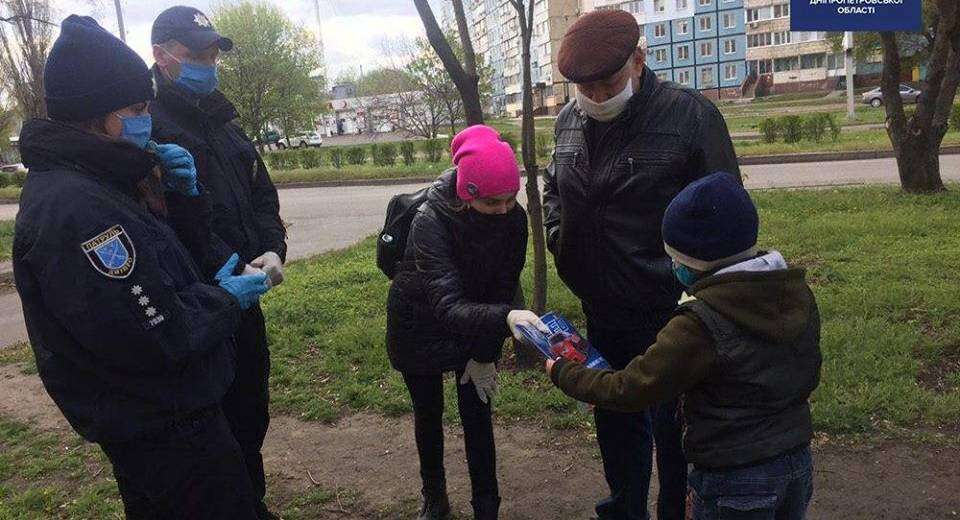 Поліцейські Дніпра роздають дітям олівці та альбоми для малювання (ФОТО)