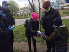 Поліцейські Дніпра роздають дітям олівці та альбоми для малювання (ФОТО)