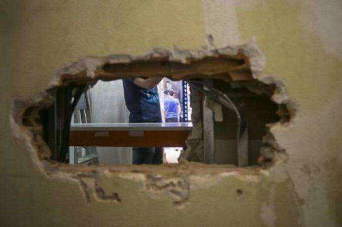 Дерзкое ограбление: в Днепре воры выбили дыру в стене магазина и украли товар