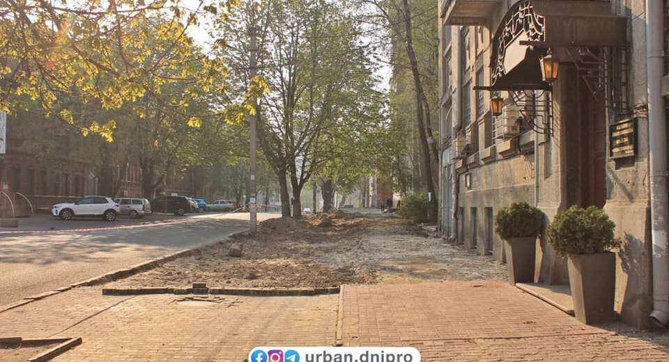 У центрі Дніпра продовжують облаштовувати паркувальні кишені (ФОТО)