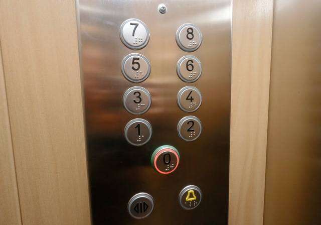 В Днепре в больнице скорой помощи впервые за 40 лет установили новые лифты (ФОТО)